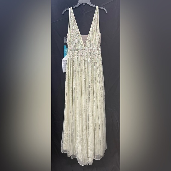 Mac Duggal 10700 NWT SEQUIN PLUNGE NECK GOWN - Picture 5 of 6